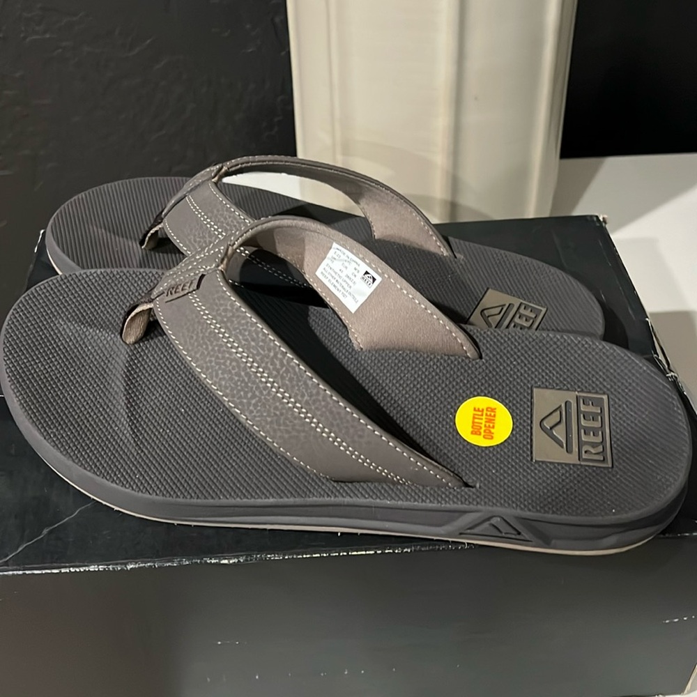NWT Men’s Reef Element brown sandals with Bottle Opener size 10